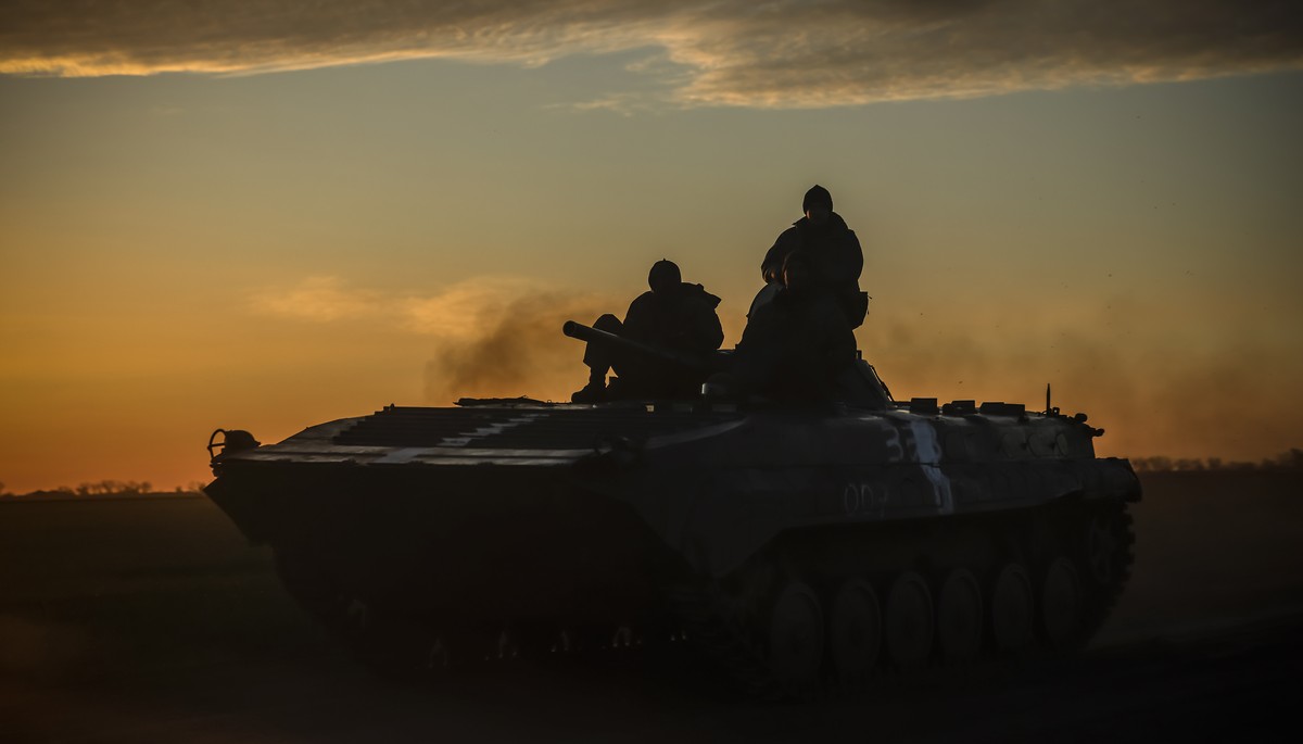 epaselect epa10292392 Ukrainian soldiers sit on a driving military vehicle near the frontline at the northern Kherson region, Ukraine, 07 November 2022. Russian troops on 24 February entered Ukrainian ...
