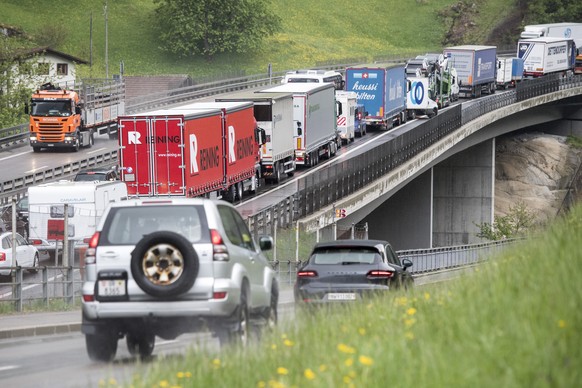 Der Reiseverkehr staut sich vor dem Gotthard Tunnel auf der Autobahn A-2 in Richtung Sueden zwischen Erstfeld und Goeschenen, am Mittwoch 9. Mai 2018, auf mehreren Kilometern Laenge. (KEYSTONE/Urs Flu ...