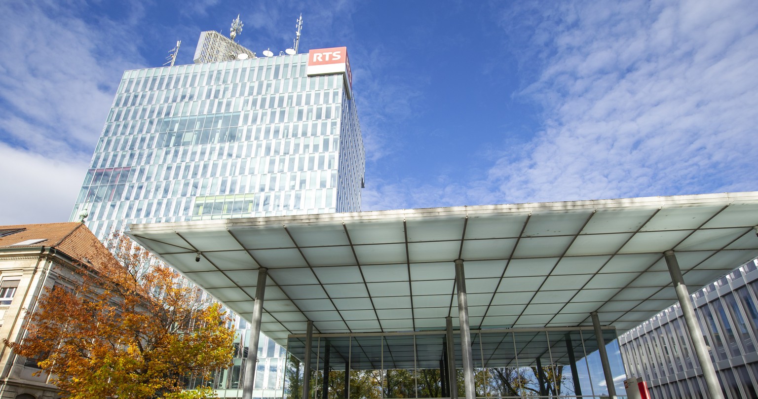 Des employes de la Radio Television Suisse (RTS) manifestent au pied de la tour de la RTS pour denoncer management de l&#039;entreprise, ce lundi 2 novembre 2020 a Geneve. Environ 50 personnes se sont ...