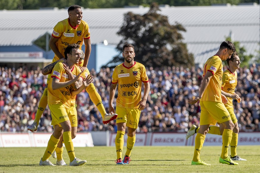 Spieler von Xamax feiern das 0:4 mit Torschuetze Geoffrey Treand, vorne, waehrend dem Barrage Rueckspiel zwischen dem FC Aarau und Neuchatel Xamax FCS, am Sonntag, 2. Juni 2019, im Stadion Bruegglifel ...