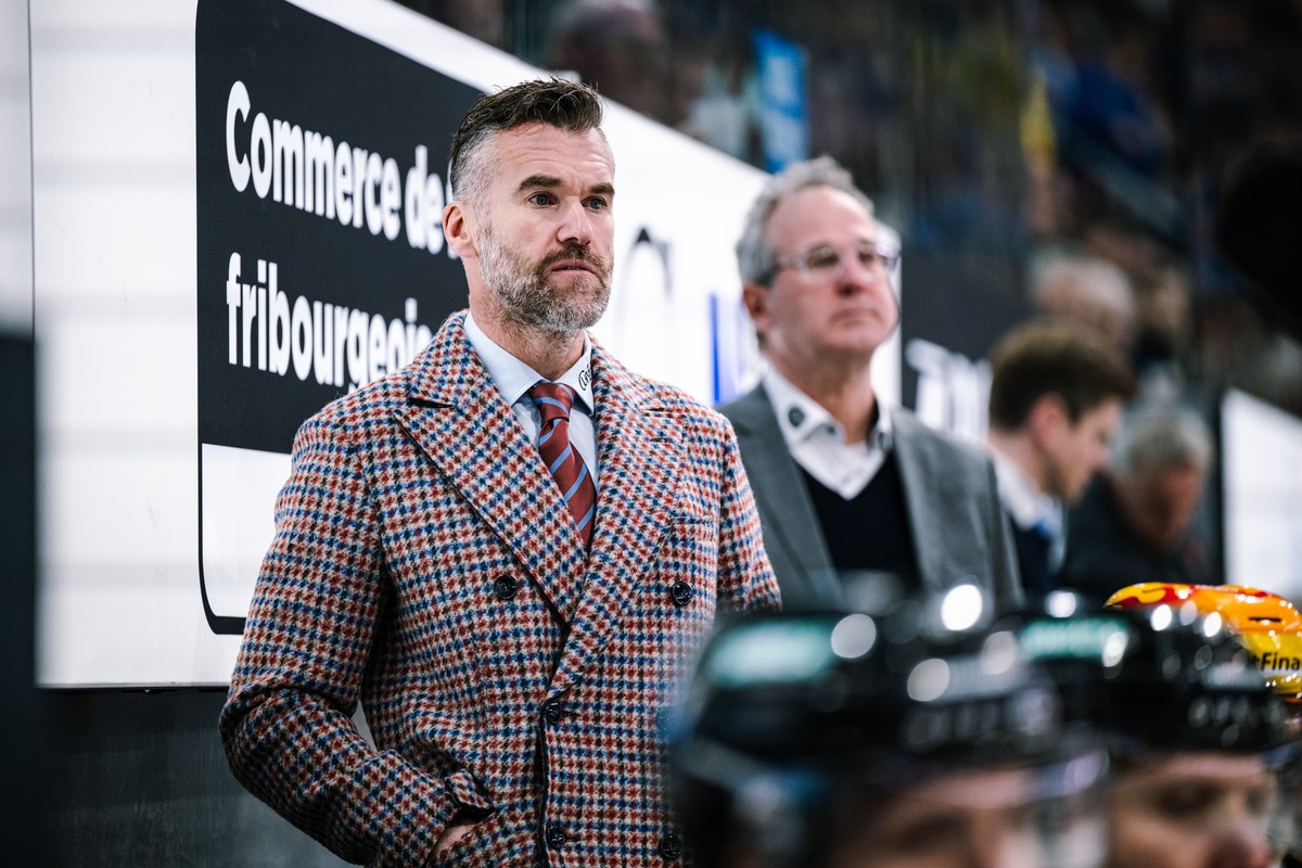 L?entraineur fribourgeois Christian Dube, lors du 5 eme match du 1/4 de final de playoff du championnat suisse de hockey sur glace de National League entre le HC Fribourg-Gotteron, HCFG, et le HC Luga ...