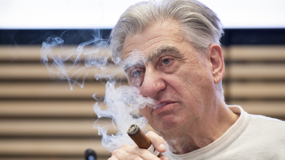 epa11973288 CEO Swatch Group AG, Nick Hayek, smokes a cigar during a press conference to present Swatch's annual results for 2024, in Biel, Switzerland, 19 March 2025. EPA/PETER KLAUNZER