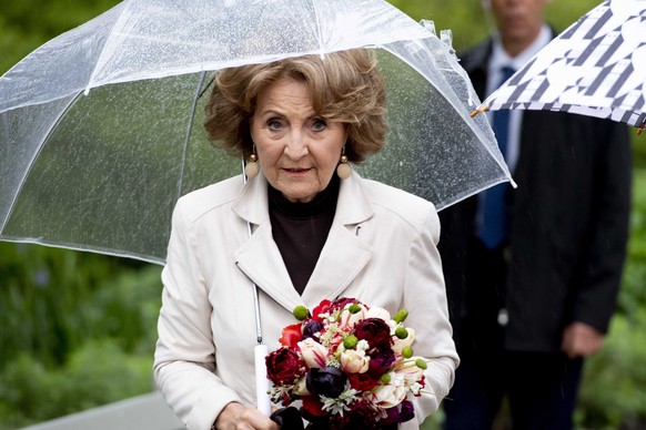 epa09211130 Dutch Princess Margriet holds a bouquet of flowers and an umbrella as she tours the premises after reopening the gates of the &#039;Artis&#039; (Natura Artis Magistra) Amsterdam Royal Zoo, ...