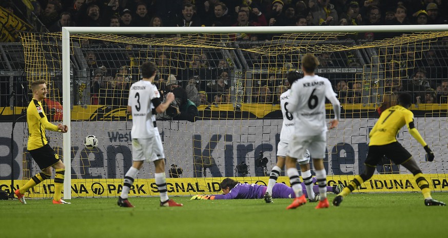 Dortmund&#039;s Ousmane Dembele, right, scores his side&#039;s third goal against Moenchengladbach goalkeeper Yann Sommer, on the ground, during the German Bundesliga soccer match between Borussia Dor ...