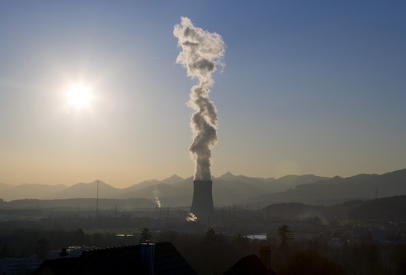 ZUR ATOMAUSSTIEGSINITIATIVE UND ZUR ENERGIESTRATEGIE 2050 STELLEN WIR IHNEN FOLGENDES BILDMATERIAL ZUR VERFUEGUNG - Eine Dampffahne aus verdunstetem Kuehlwasser stroemt am 12. Maerz 2007 aus dem Kuehl ...