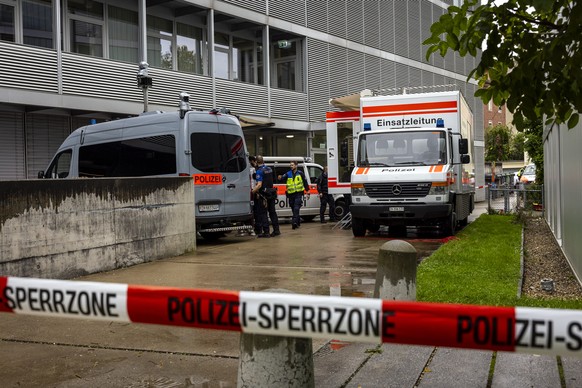 Einsatzkraefte der Polzei bei einem Grosseinsatz in Zuerich Oerlikon, am Dienstag, 1. Oktober 2024.(KEYSTONE/Michael Buholzer)