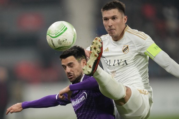 Fiorentina&#039;s Josip Brekalo, left, is challenged by Cukaricki&#039;s Nemanja Tosic during the Europa Conference League Group F soccer match between Cukaricki and Fiorentina at the Dubocica stadium ...