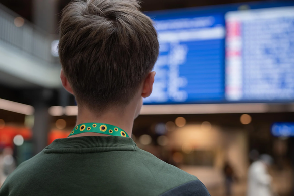 Das diskrete Sonnenblumen-Symbol kann Menschen mit unsichtbaren Behinderungen im Alltag helfen.