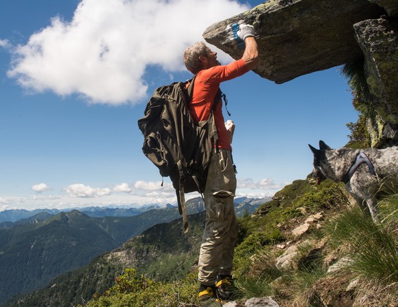 Der Praesident der Associazione Vallemaggia, Matteo Zanoli, erneuert Markierungen und kontrolliert Sicherungsketten auf dem Hoehenweg &#039;&#039;Via Alta Vallemaggia&#039;&#039;, 2. Etappe zwischen d ...