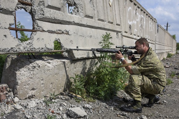 Ein pro-russischer Kämpfer nimmt in der Nähe der Aufständischen-Hochburg Donezk Einheiten der ukrainischen Armee ins Visier.