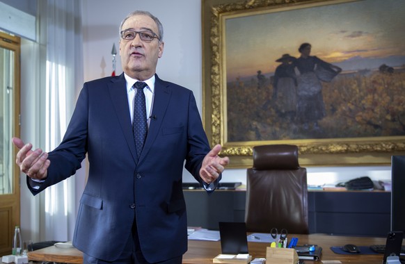 Bundespraesident Guy Parmelin in seinem Buero im Bundeshaus Ost, vor der Aufzeichnung der Neujahrsansprache fuer das Jahr 2021, am Mittwoch, 30. Dezember 2020, in Bern. (KEYSTONE/Marcel Bieri)