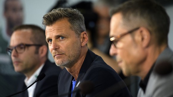 Mediensprecher Daniel Last, Sportchef Alain Sutter, und Matthias Hueppi, Praesident des FC St. Gallen,von links, an einer Medienkonferenz zur sofortigen Entlassung des Trainers Giorgio Contini, am Die ...