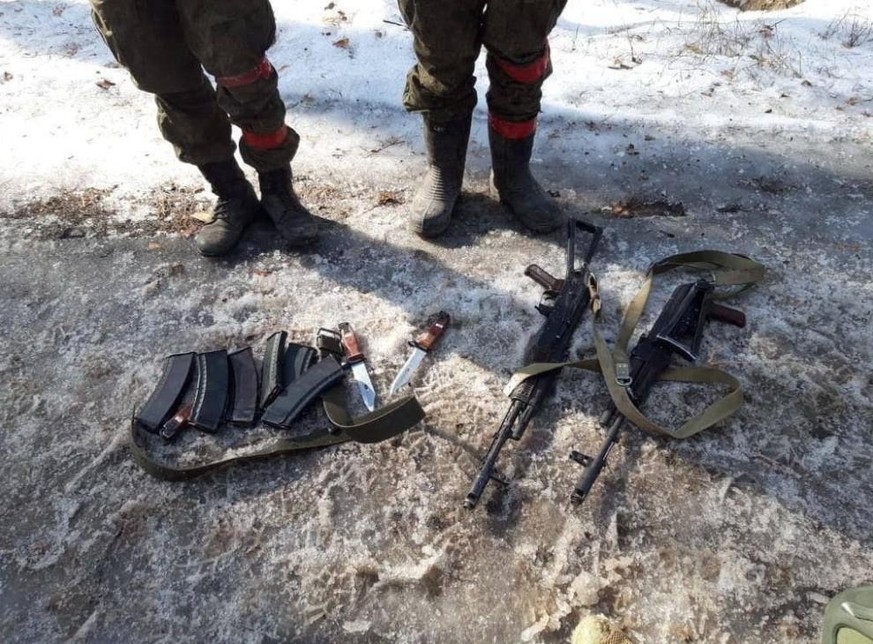Zwei russische Soldaten nach ihrer Gefangennahme durch die Ukraine.