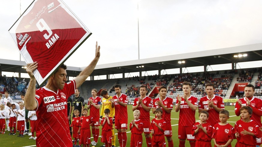 Der Thuner Milaim Rama verabschiedet sich vor dem Fussball Super League Spiel zwischen dem FC Thun und dem FC Zuerich am Mittwoch, 23. Mai 2012 in der Arena in Thun. (KEYSTONE/Peter Klaunzer)