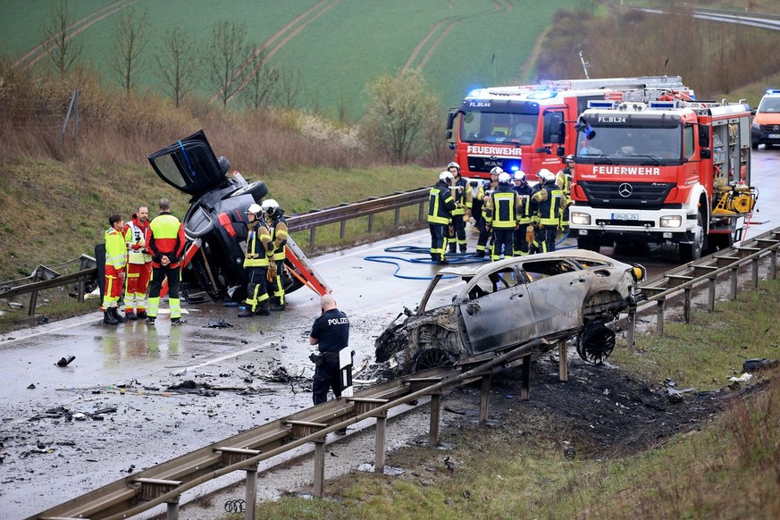 02.04.2023, Thüringen, Bad Langensalza: Polizei und Gutachter werten auf der gesperrten Bundesstraße B247 die Spuren des schweren Unfalls vom Vortag aus. Die Ermittlungen nach einem Unfall mit sieben  ...