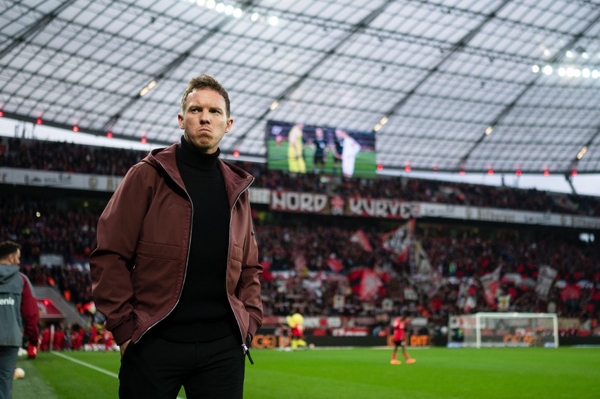 ARCHIV - 19.03.2023, Nordrhein-Westfalen, Leverkusen: Fu�ball: Bundesliga, Bayer Leverkusen - Bayern M�nchen, 25. Spieltag, BayArena. Bayers Trainer Julian Nagelsmann blickt vor der Partie in die Rund ...