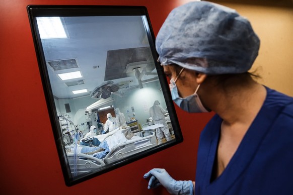 epaselect epa08377544 Doctors and nurses wearing protective equipment work in the COVID-3 level intensive care unit, treating COVID-19 patients, at the Casal Palocco hospital near Rome, Italy, 22 Apri ...