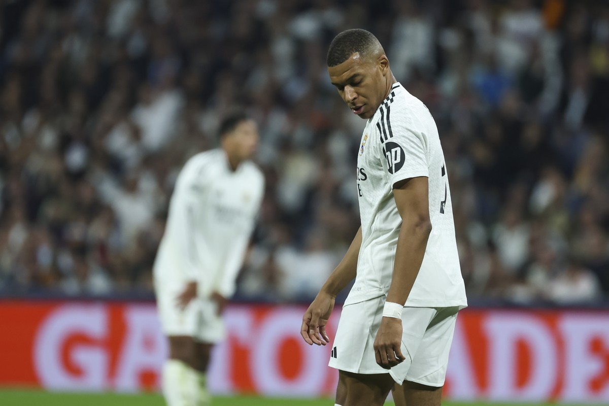 epa11703906 Real Madrid's Kylian Mbappe reacts during the UEFA Champions League soccer match between Real Madrid and AC Milan, in Madrid, Spain, 05 November 2024. EPA/Kiko Huesca