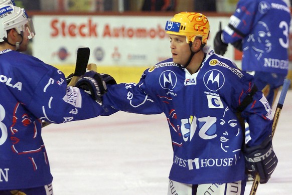 Der Zuger Chris Tancill, rechts, empfaengt am Freitag, 14. September 2001 in Langnau im Spiel der Eishockey NLA der SCL Tigers gegen den EV Zug nach seinem Anschlusstor zum 3:2 die Gratulation seines  ...