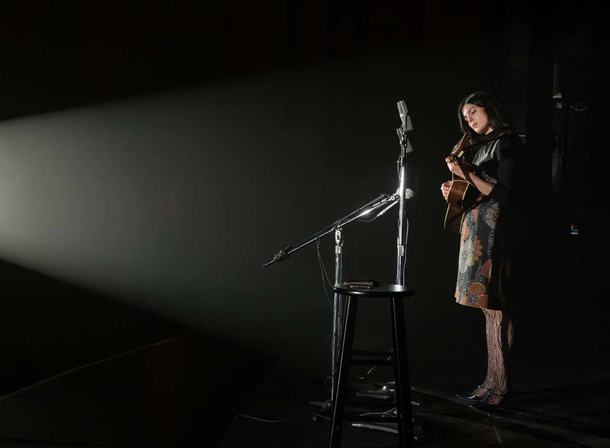 Monica Barbaro est excellente dans la peau de Joan Baez.