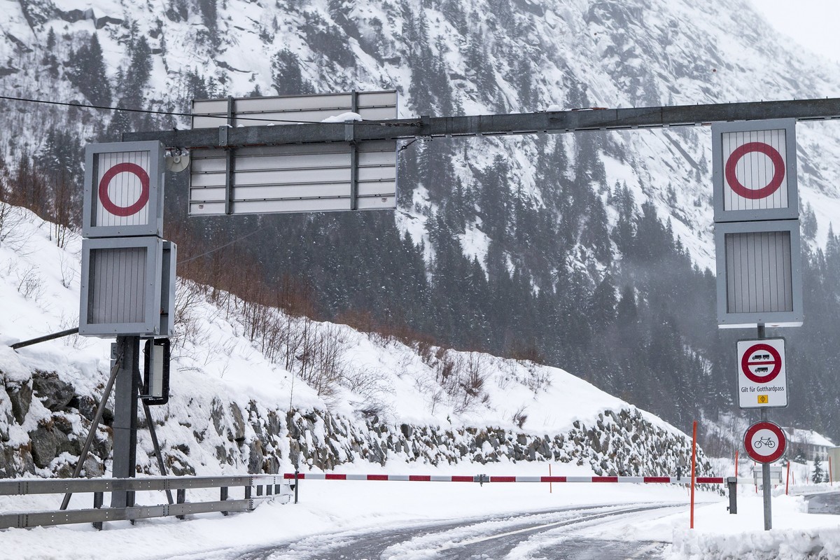 epa06464592 The roads to Andermatt are closed, in Goeschenen, Switzerland, 22 January 2018. EPA/ALEXANDRA WEY