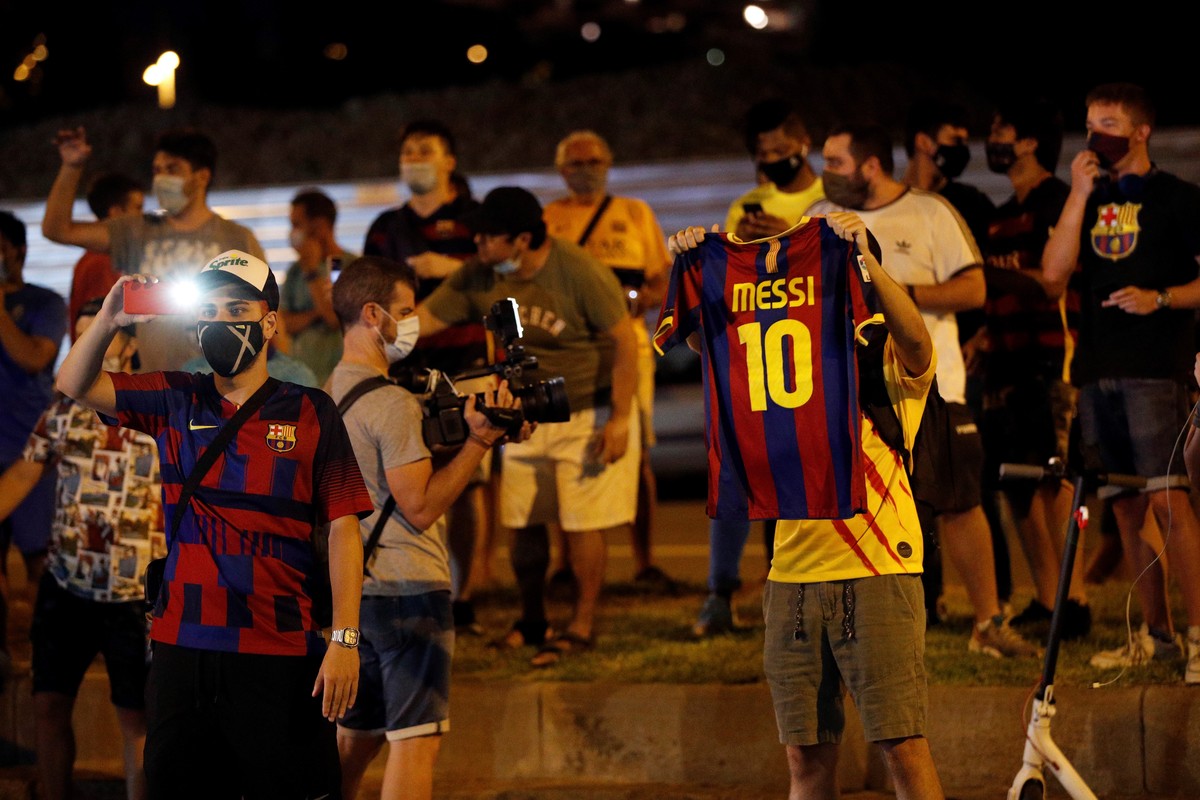 epa08625535 Dozens of FC Barcelona fans gather outside Camp Nou Stadium to demand the resignation of the club's president, Josep Maria Bartomeu, after Argentinian star Lionel Messi stated via fax ...
