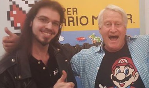 Kevin (links) mit der Stimme von Super Mario, Charles Martinet.