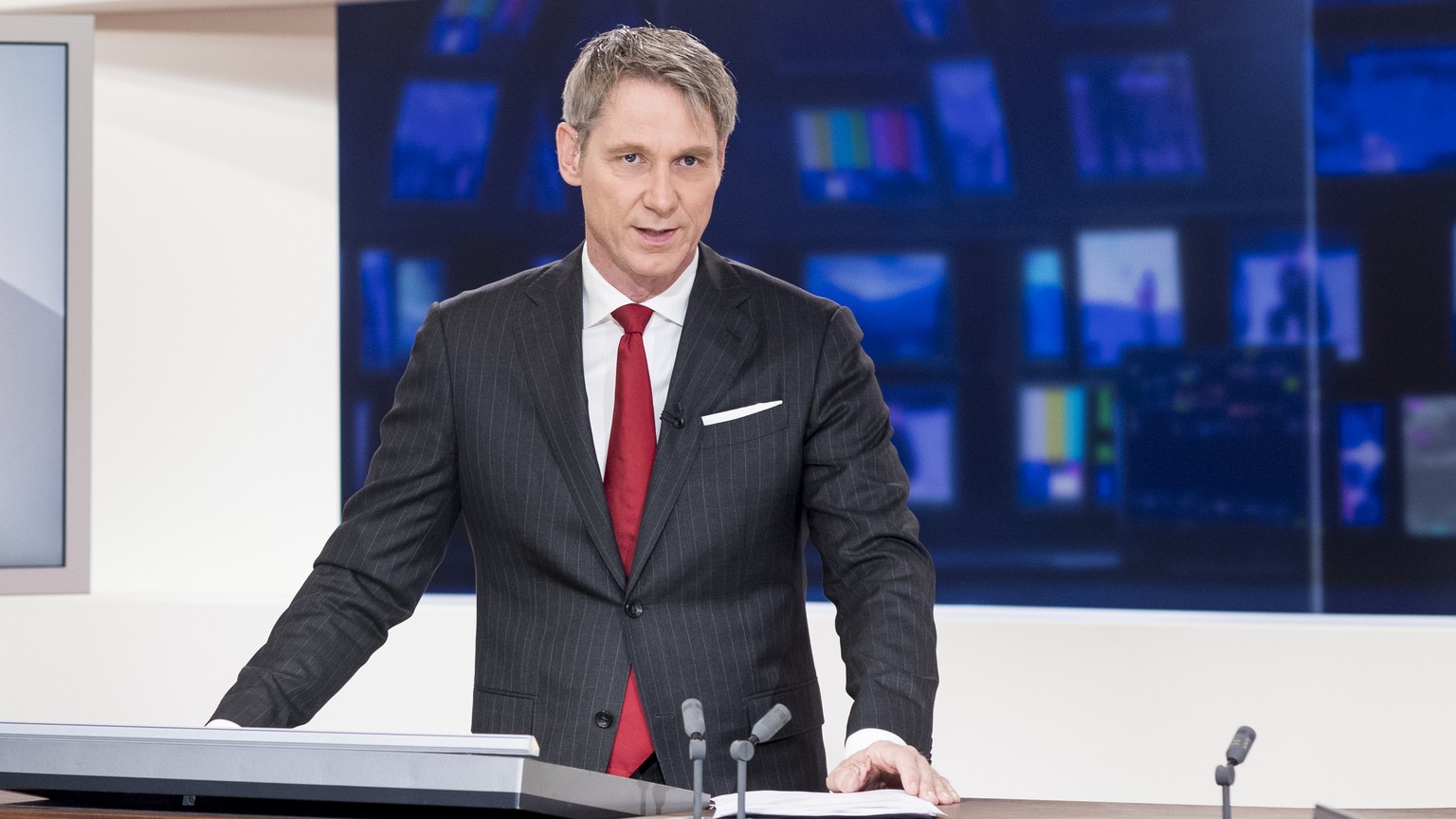 ARCHIV --- Moderator Franz Fischlin spricht in der Tagesschau im Schweizer Radio und Fernsehen (SRF) in Leutschenbach, aufgenommen am 11. Dezember 2017 im Schweizer Radio und Fernsehen SRF in Leutsche ...