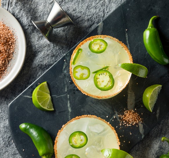 shutterstock jalapeno martini trinken cocktail drinks wodka chili limette