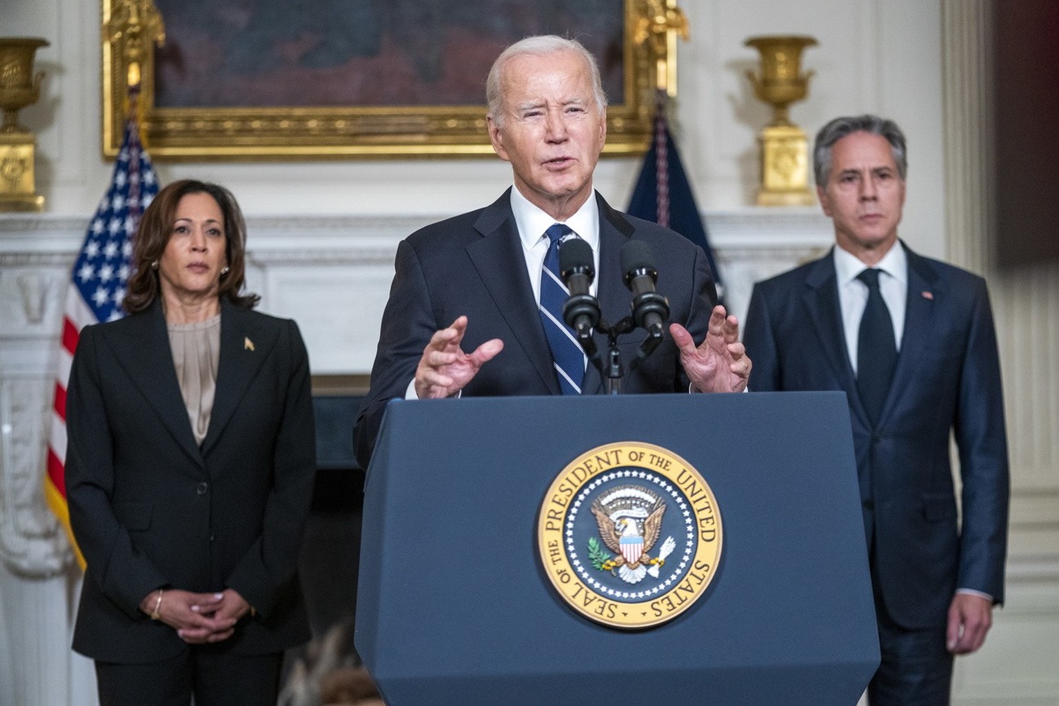 epa10911950 US President Joe Biden (C), with Vice President Kamala Harris (L) and Secretary of State Antony Blinken (R), delivers remarks on the Hamas attacks in Israel from the State Dining Room of t ...