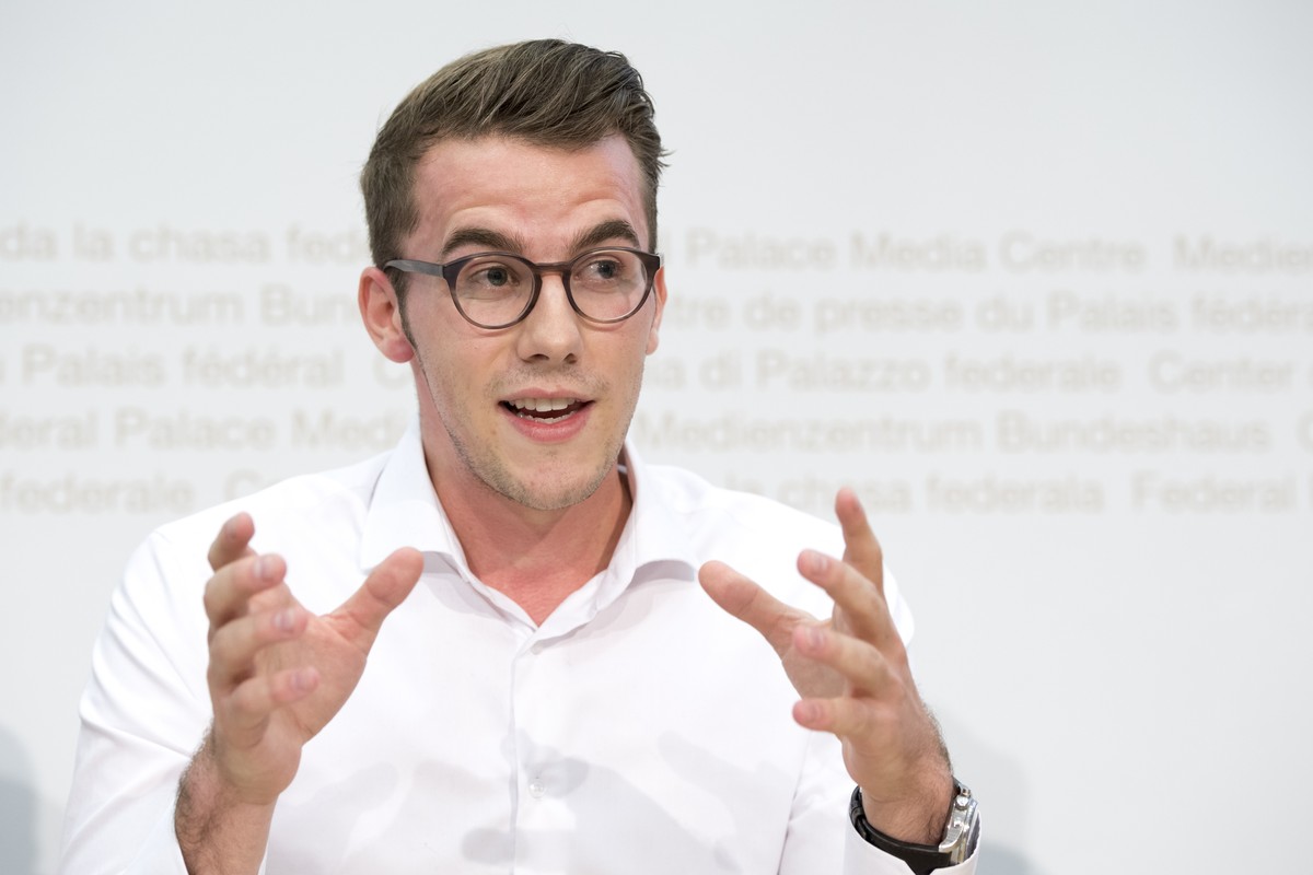 Andri Silberschmidt, Co-Praesident "Komitee gegen Internet-Zensur und digitale Abschottung", Praesident Jungfreisinnige spricht an der Medienorientierung auf der einreichung Referendum Gelds ...