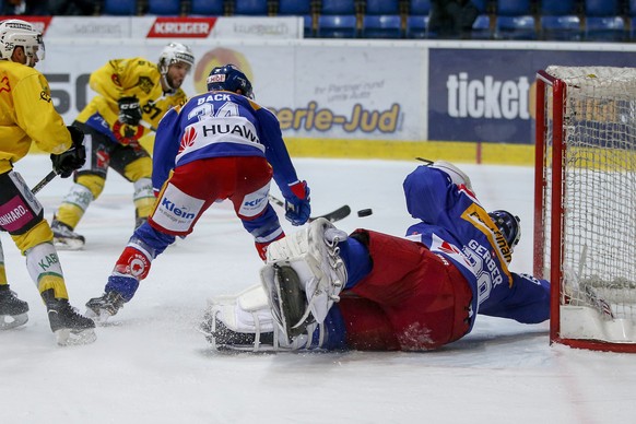 SC Bern Stuermer Thomas Ruefenacht, hinten, scheitert an EHC Kloten Torhueter Martin Gerber, rechts, und Verteidiger Rene Back, Mitte, waehrend dem Eishockey-Meisterschaftsspiel der National League A  ...