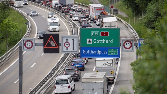 Der Ferienreiseverkehr staut sich auf der Autobahn A2 zwischen Goeschenen und Amsteg auf mehreren Kilometern Laenge, am Freitag, 3. Juni 2022, in Wassen. KEYSTONE/Urs Flueeler)