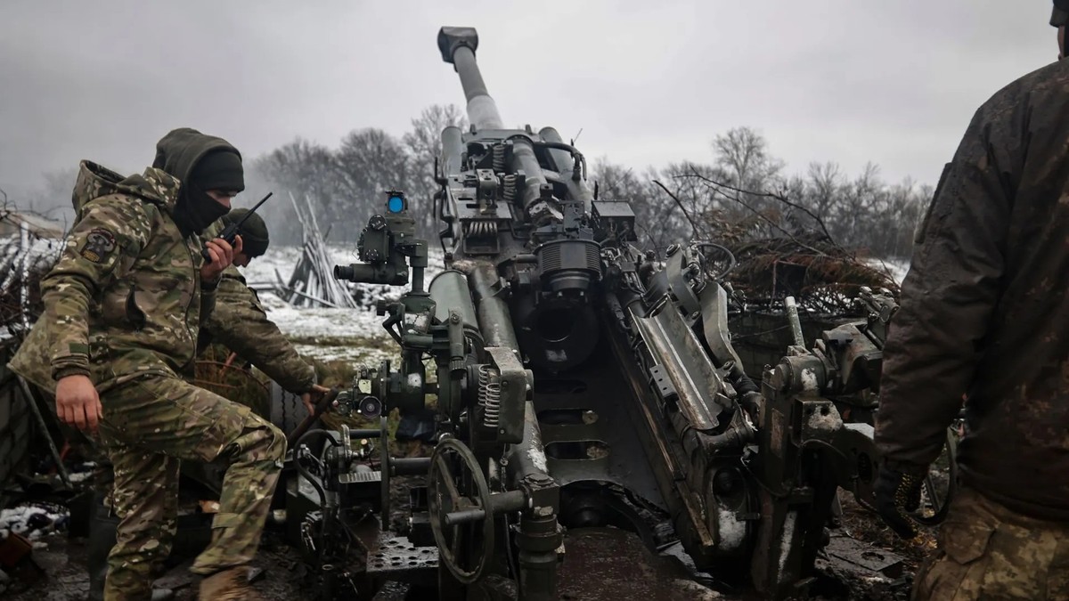 Ici, des soldats ukrainiens se préparent à bombarder les positions russes sur la ligne de front dans la région de Donetsk. (Photo d'archive)