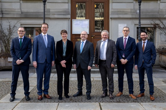 v.l. Ratsschreiber Arpad Baranyi, Christian Marti, neu gewaehlter Regierungsrat, Regierungsr�tin Marianne Lienhard, Landammann Kaspar Becker, der abtretende Landesstatthalter Andrea Bettiga, Regierung ...