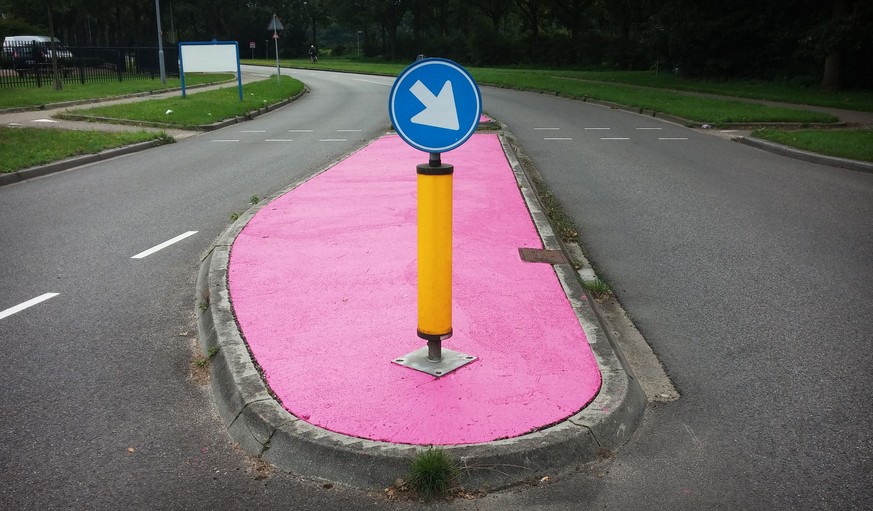 Eine der rosa Verkehrsinseln im niederländischen Wijchen.