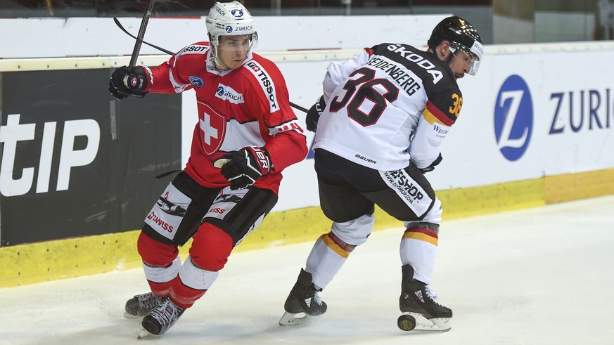 Switzerland&#039;s Pius Suter, left, fights for the puck against Germany&#039;s Yannic Seidenberg, right, during a friendly international ice hockey game between Switzerland and Germany, at the ice st ...