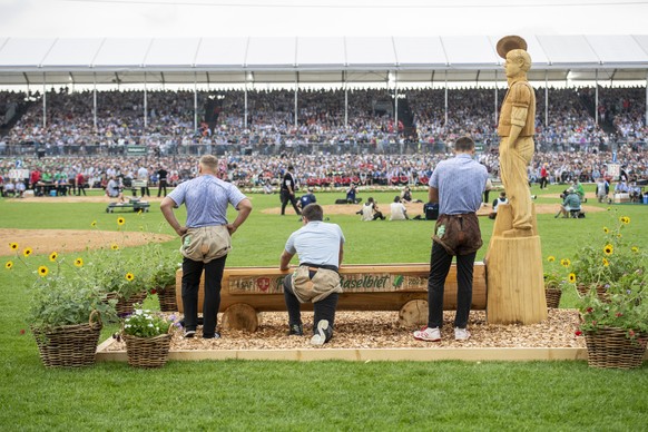 Schwinger warten am Schwingerbrunnen auf ihren Einsatz imu 1. Gang am Eidgenoessischen Schwing- und Aelplerfest (ESAF) in Pratteln, am Samstag, 27. August 2022. (KEYSTONE/Urs Flueeler).