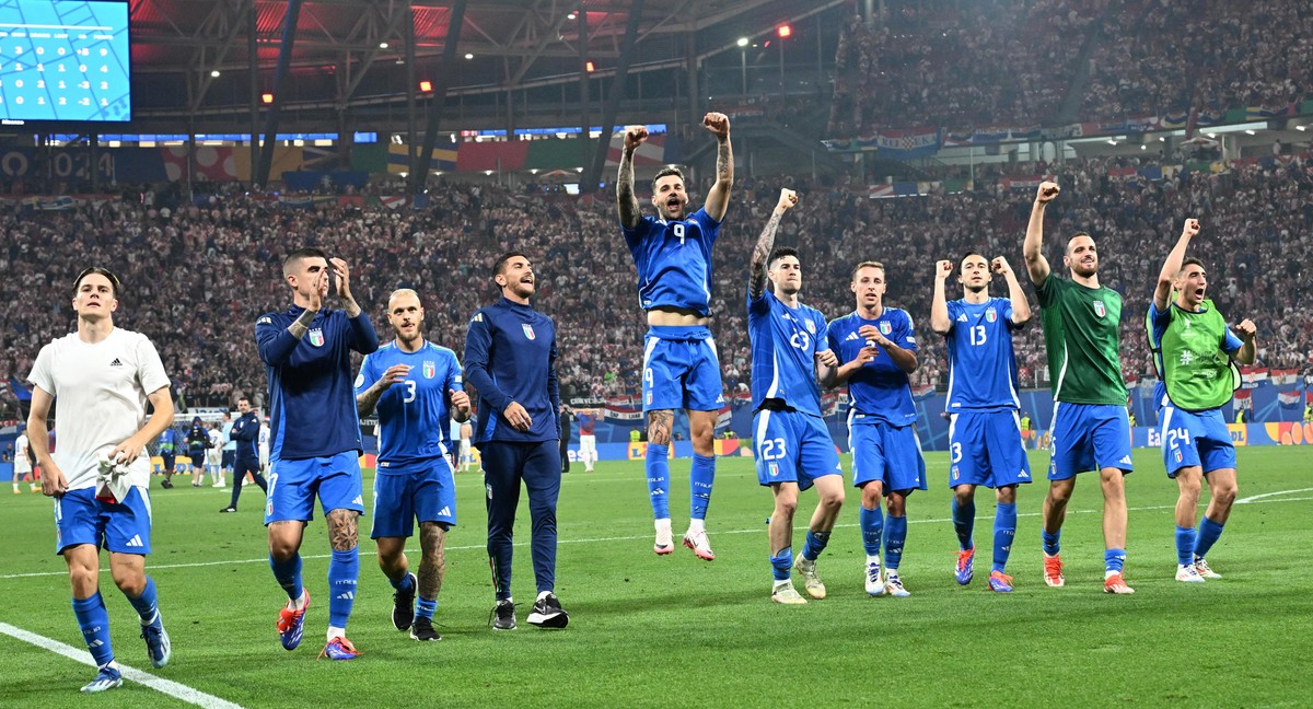 epa11435541 Players of Italy celebrate after the UEFA EURO 2024 group B soccer match between Croatia and Italy, in Leipzig, Germany, 24 June 2024. EPA/Daniel Dal Zennaro