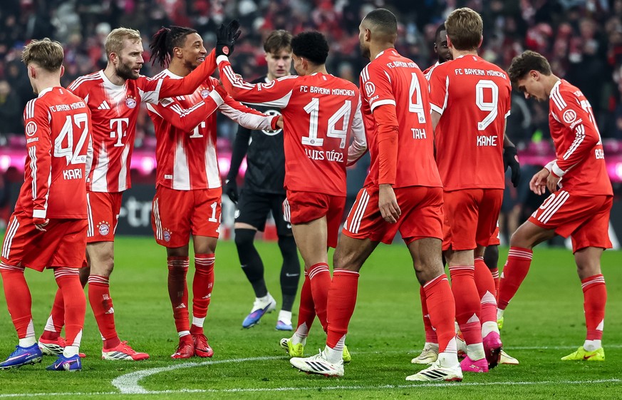 epa12643145 Players of Bayern Munich celebrate the 4-1 goal during the German Bundesliga soccer match between Bayern Munich and VfL Wolfsburg in Munich, Germany, 11 January 2026. EPA/LEONHARD SIMON