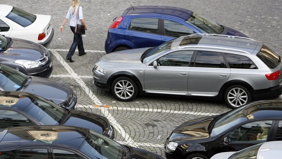 Parked cars on Muensterhof square in Zurich, Switzerland, pictured on September 30, 2009 in Zurich, Switzerland. (KEYSTONE/Alessandro Della Bella)

Geparkte Autos auf dem Muensterhof in Zuerich, aufge ...