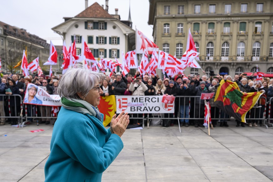 Die neu gewaehlte Bundesraetin Elisabeth Baume-Schneider, trifft sich auf dem Bundesplatz mit ihren Jurassische Anhaengerinnen und Anhaengern, nach der Ersatzwahl in den Bundesrat durch die Vereinigte ...