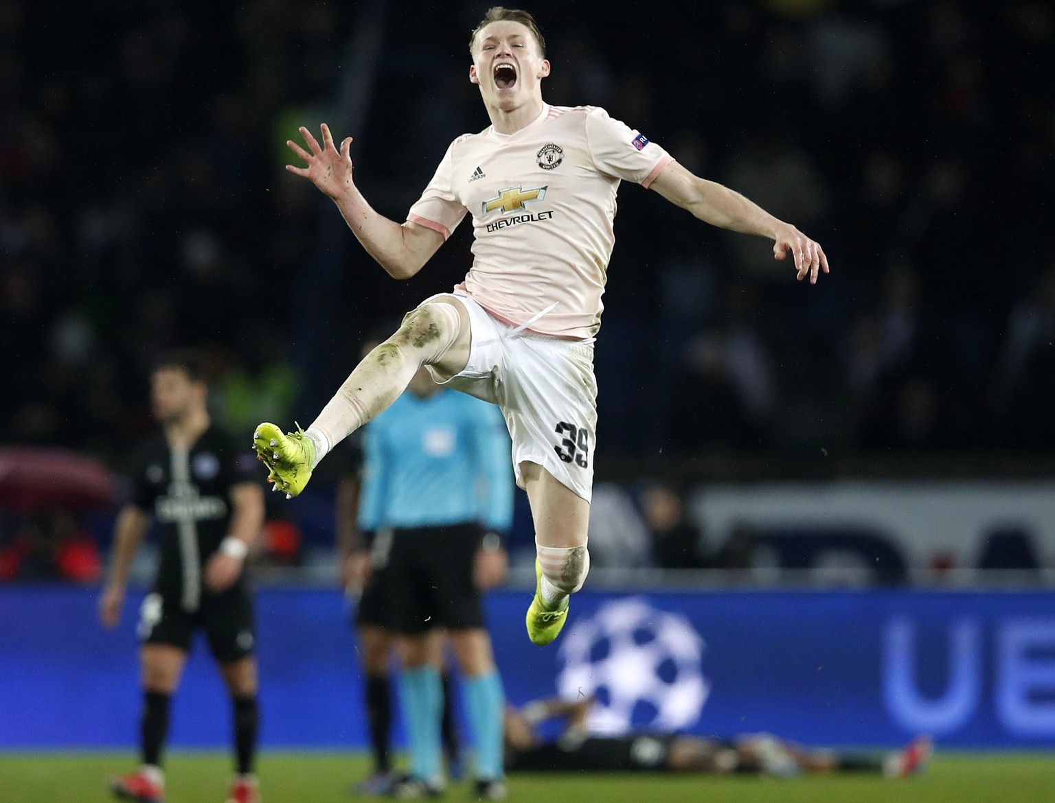 epa07418334 Manchester&#039;s Scott McTominay celebrates after the UEFA Champions League round of 16 second leg soccer match between PSG and Manchester United at the Parc des Princes Stadium in Paris, ...