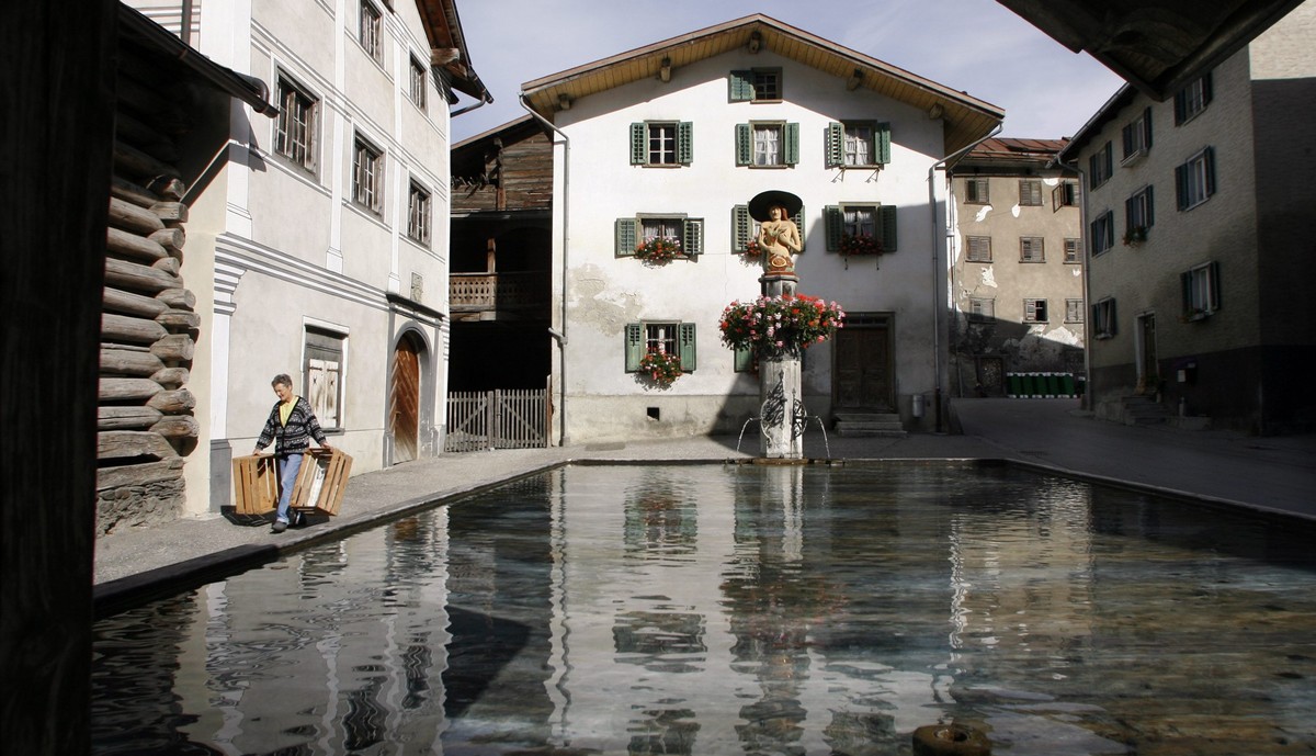 Das Dorfzentrum von Valendas mit den alten Haeusern und dem historisch wertvollen Tuereli-Haus, hinten rechts, aufgenommen am Donnerstag, 28. September 2006. Der Heimatschutz setzt sich fuer die Erhal ...