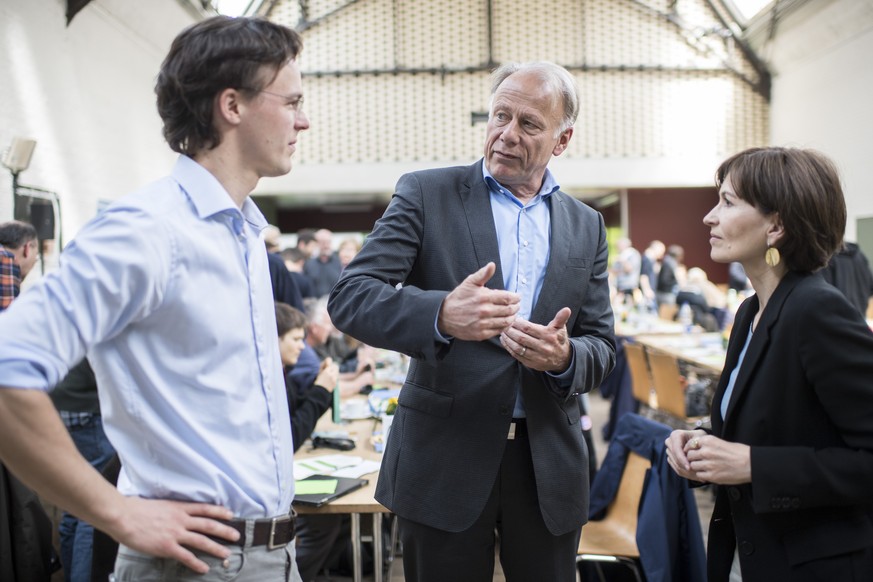 CAPTION CORRECTION: KORRIGIERT TRITTEN ZU TRITTIN --- Bastien Girod, von links, spricht mit dem deutschen Politiker Juergen Trittin und Praesidentin Regula Rytz an der Delegiertenversammlung der Gruen ...