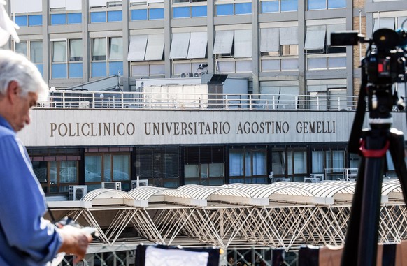 epa10679052 Journalists gather near the Agostino Gemelli University Hospital where Pope Francis underwent his surgery, in Rome, Italy, June 08, 2023. Pope Francis underwent surgery on an abdomen...