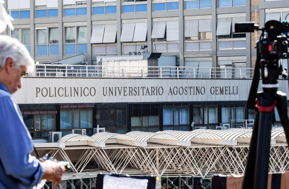 epa10679052 Journalists gather near the Agostino Gemelli University Hospital where Pope Francis underwent his surgery, in Rome, Italy, 08 June 2023. Pope Francis underwent an operation for an abdomina ...