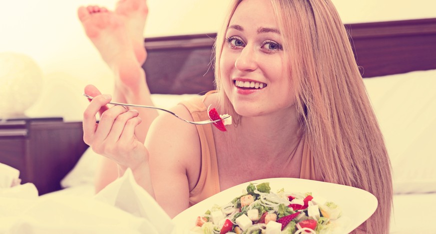 salat ist so lustig frau bett griechischer salat gemüse vegi vegetarisch feta tomaten essen food