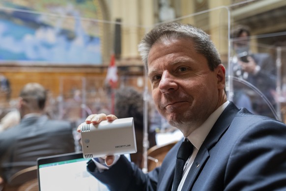 Martin Baeumle, GLP-ZH, zeigt sein CO2-Messgeraet, mit dem er waehrend der Krise um die Pandemie des Coronavirus, Covid-19, im Bundeshaus die Luftqualitaet und insbesondere den CO2 Gehalt und die Luft ...