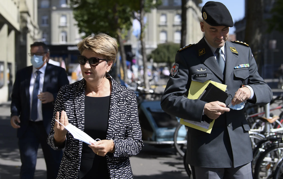 Verteidigungsministerin Viola Amherd (links) und Armeechef Thomas Süssli auf dem Weg an eine Medienkonferenz.